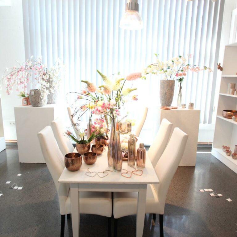 Vosteen • Floristenbedarf • Salle d'échantillons 64 fruehlingshaft-dekorierter-tisch_musterraum-fruehjahr-2015