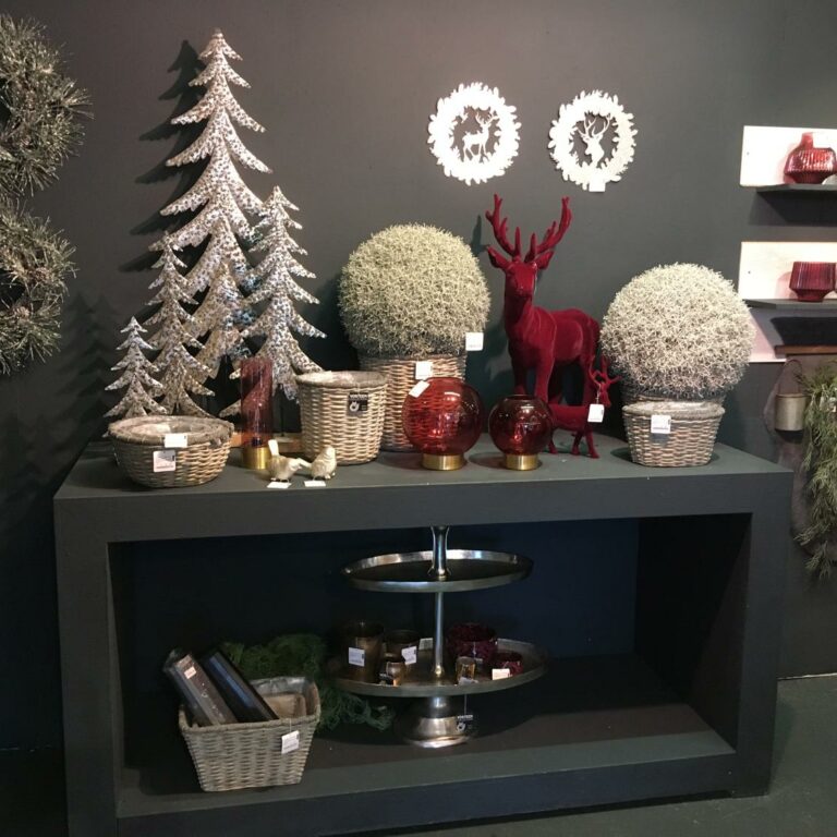 Vosteen • Floristenbedarf • Salle d'échantillons 62 roter-hirsch_musterraum-xmas-2019